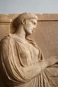 Νεαρή Ελληνίδα. Επιτύμβια στήλη του 4ου αι. π.Χ.Αρχαιολογικό Μουσείο Πειραιά (Wikimedia Commons)