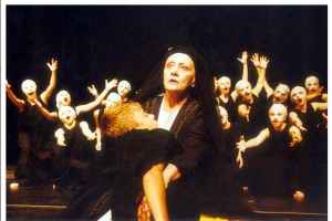 Εκάβη (Δ. Μπεμπεδέλη) και χορός. Κρατικό Θέατρο Βορείου Ελλάδος, 2001